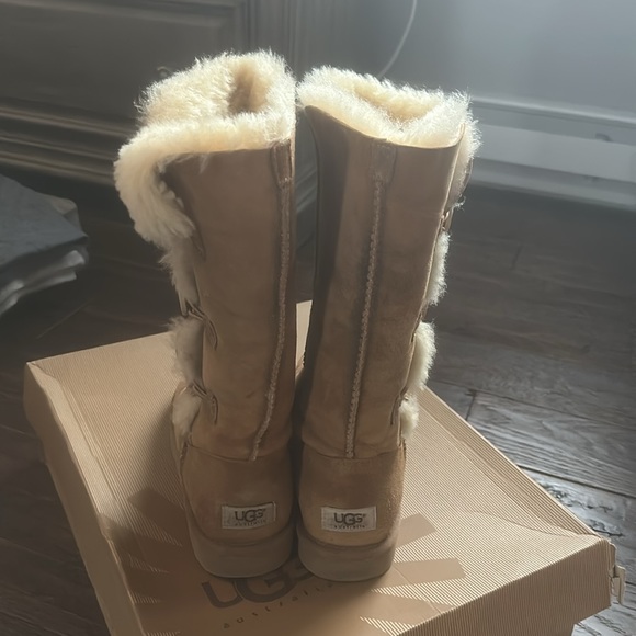 Ugg Bailey button triplet, bomber boot, size 8 - Picture 3 of 8
